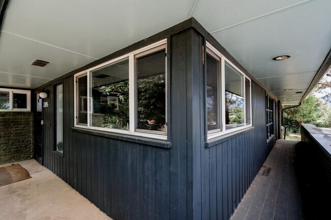 Building Photo - Chic 3BD, 3BA Mid-Century Home in Wheat Ri...
