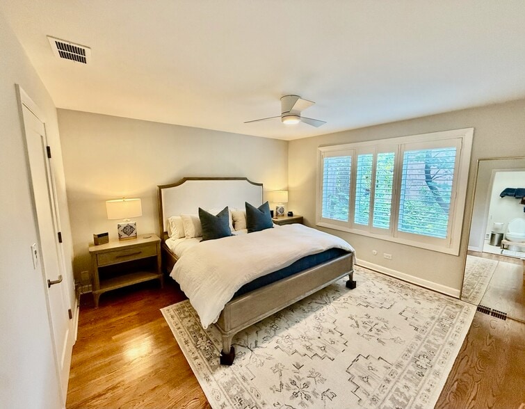 Building Photo - 747 W Dickens Ave