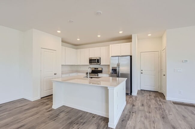 Building Photo - Luxurious 3bd 2.5 paired home in Dove Village!