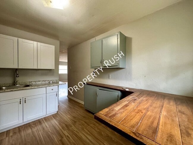 Building Photo - 708 W 47th St