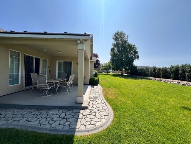 Building Photo - Well Maintained Home in Pelican Point Comm...