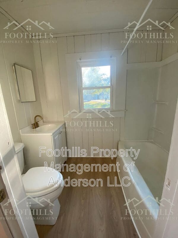 Building Photo - 253 S Shirley Ave