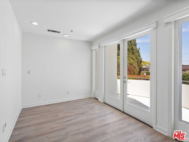 Building Photo - 112 Elm Dr