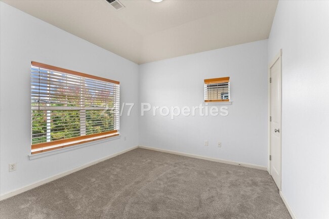 Building Photo - *MOVE-IN SPECIAL!* 3 BD I 2.5 BA Beaverton Townhome