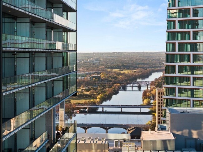 Building Photo - 610 Davis St