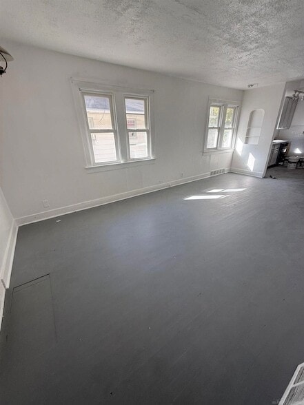 Building Photo - 836 Victoria Ave