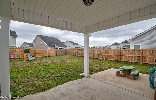 Building Photo - Single Family Home in Desirable Neighborhood