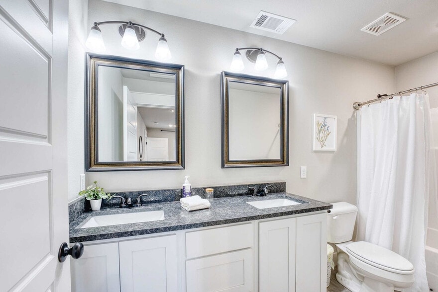 Building Photo - 214 NW L St