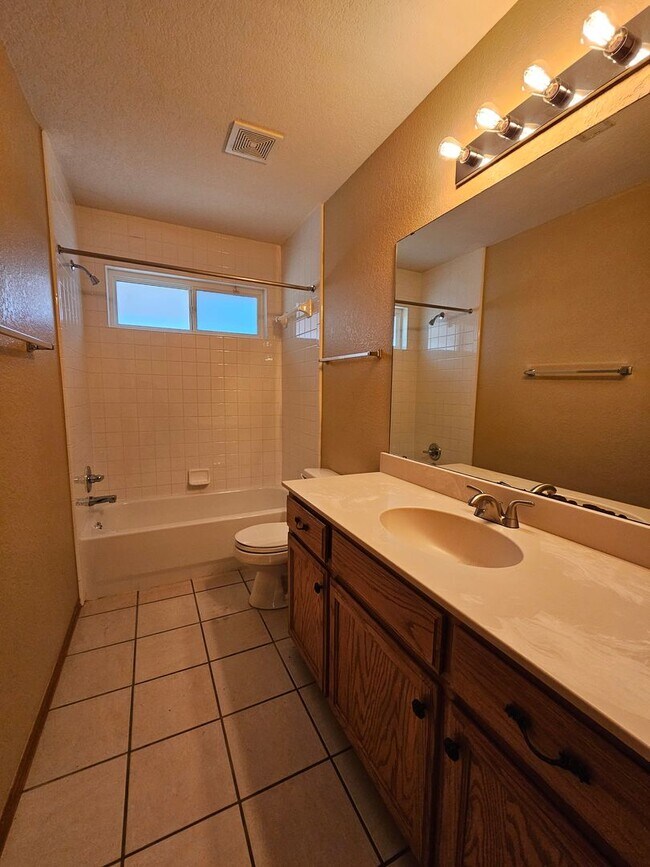 Building Photo - (3) Bed/(2) Bath in Tecumseh Ridge Addition Avail NOW! Pets Negotiable.