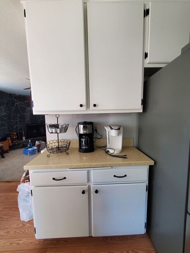 Building Photo - 3 bedroom/ 3 bath. Fully furnished ready f...