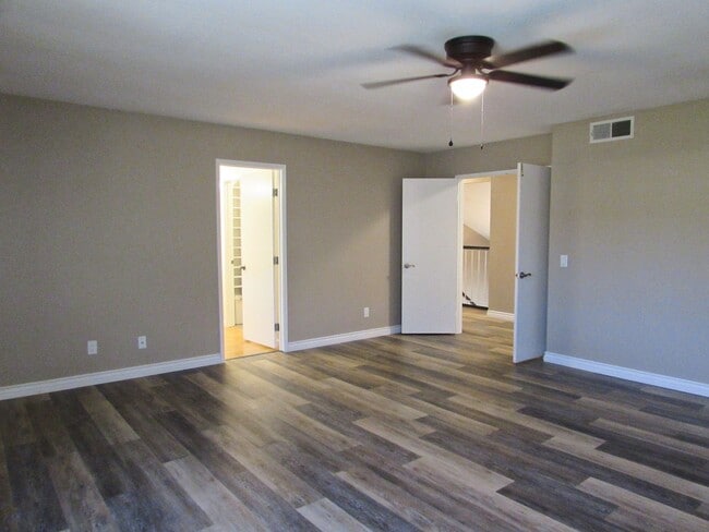 Building Photo - Gorgeous Private  Townhome on Cul-de-Sac--...