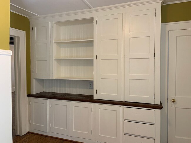Building Photo - Adorable 2 Bedroom apartment located close to Downtown-1st floor unit