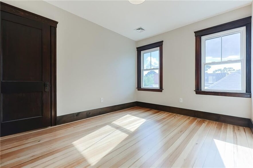 Building Photo - 65 Burton St