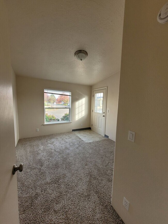 Building Photo - Pet Friendly 3 Bed : 2 Bath Home w/2 Car Garage & Access Ramp (Tangent)