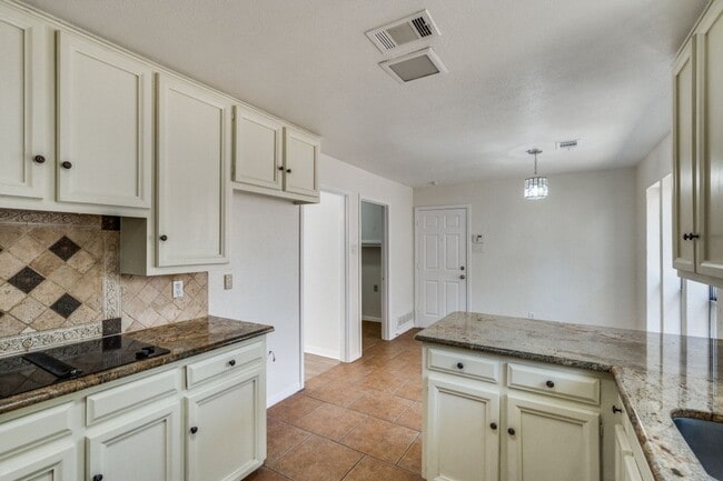 Building Photo - Beautiful and bright Plano home with updates