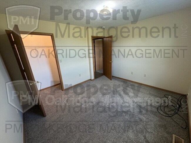 Building Photo - 233 Elizabeth Dr