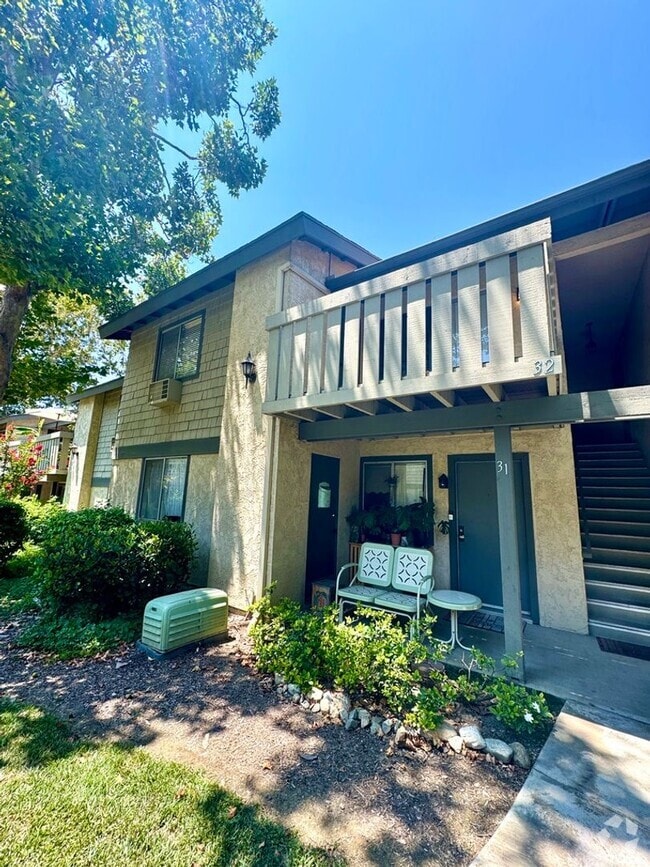 Building Photo - Charming 2 Bed/2 Bath Upstairs Condo in Qu...