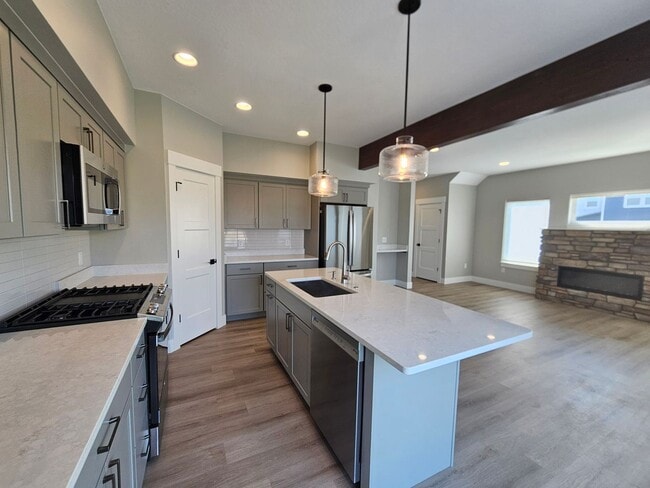 Building Photo - Brand New Townhome