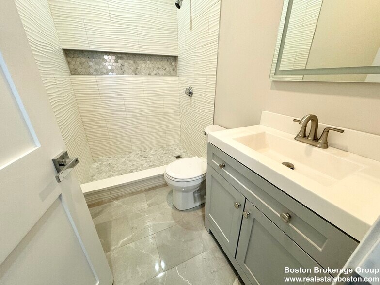 Building Photo - 55 Burrell St