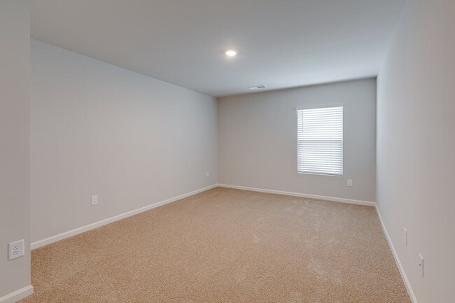 Building Photo - Spacious 5-Bedroom, 3-Bath Home in Prime F...