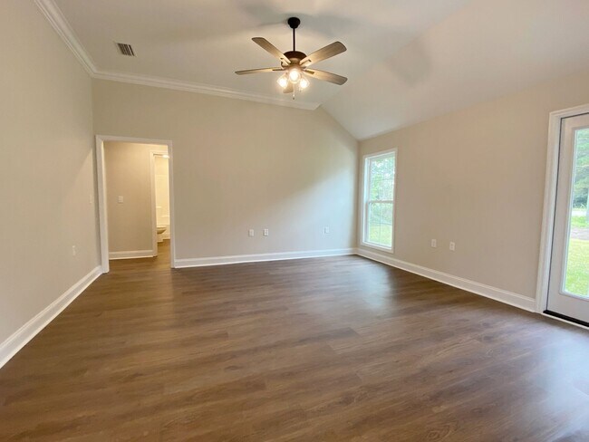 Building Photo - 4 bedrooms, 2 baths in Hahira/North Lowndes County. Fenced in Backyard! LVP THROUGHOUT!