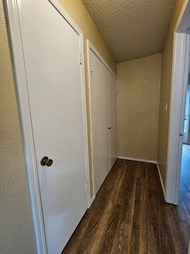 Building Photo - (3) Bed/(2) Bath West Norman Townhome Available NOW!