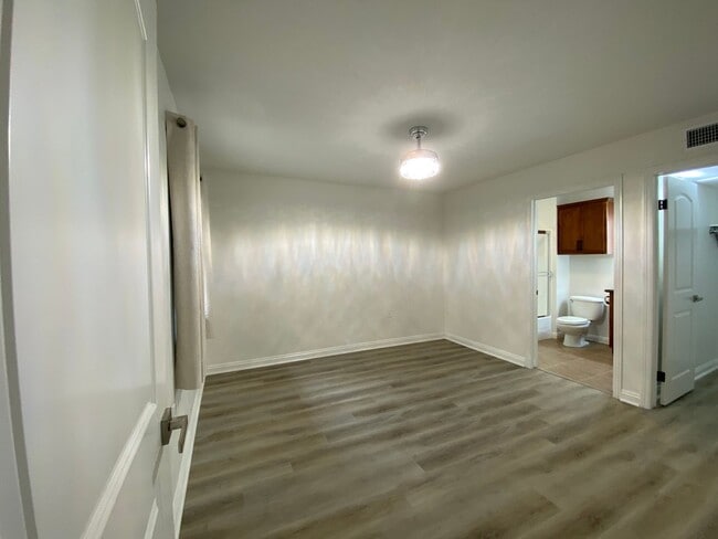 Building Photo - Beautifully Renovated 1-Bedroom Condo in R...