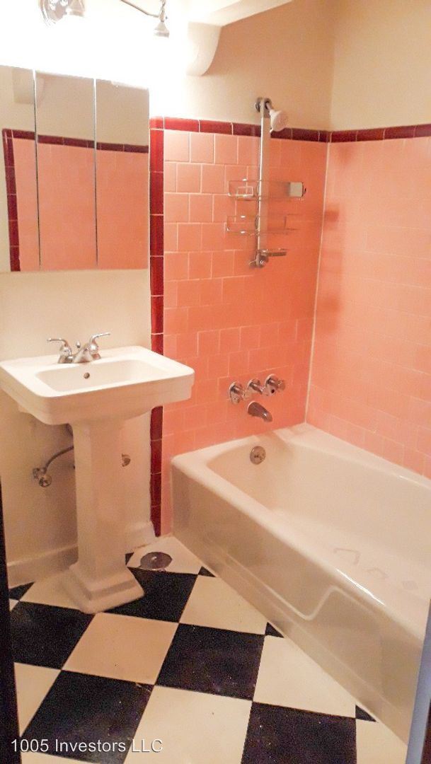 Building Photo - 1005 E Roy St