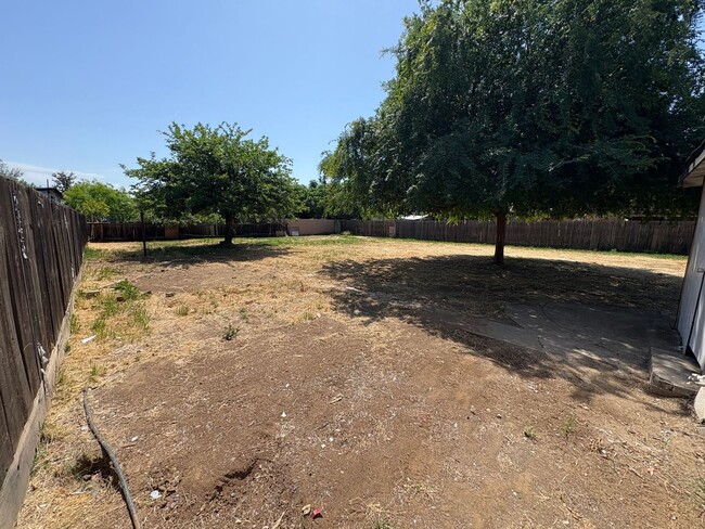 Building Photo - Spacious Dinuba Home Rent Ready!