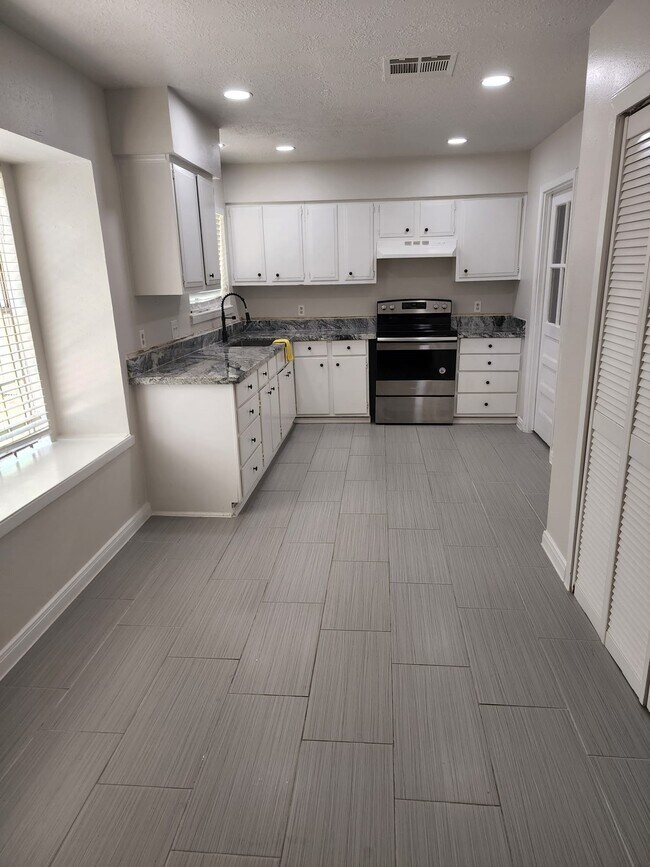 Building Photo - 4865 Beechaven St