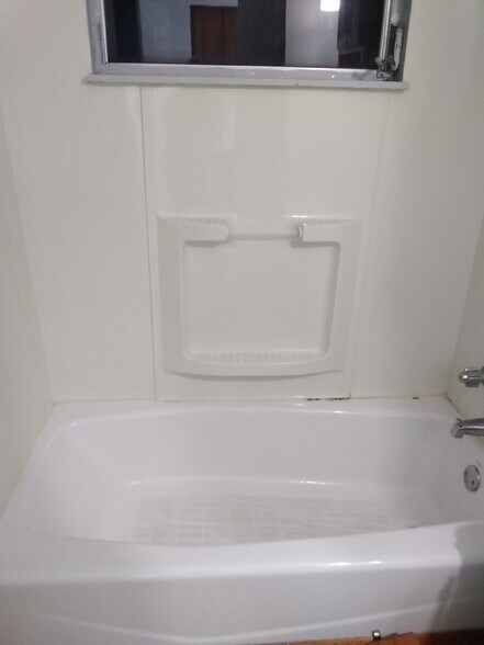 Shower - 1542 Quarrier St