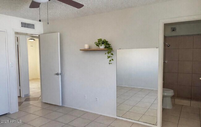 Building Photo - 2022 W Eugie Ave