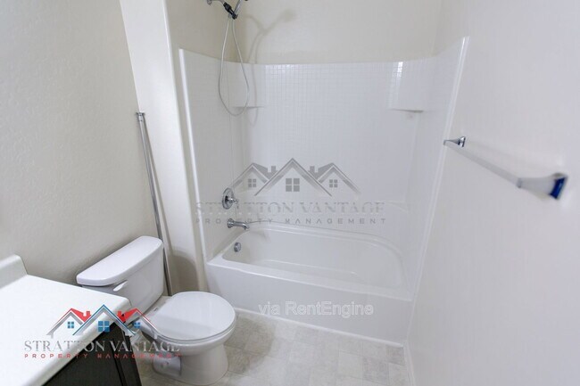 Building Photo - 5926 E Oasis Blvd