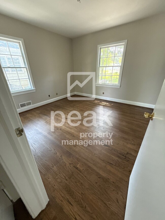 Building Photo - Charming 3-Bedroom Home for Lease in South...