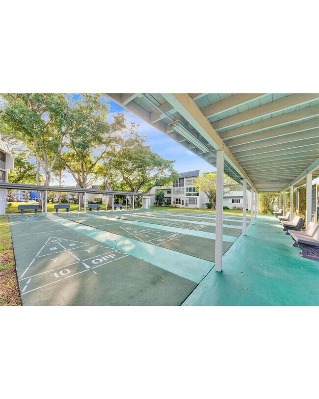 Building Photo - 7787 Golf Cir Dr