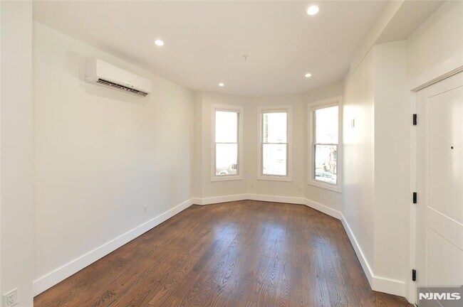 Building Photo - 203 3rd St