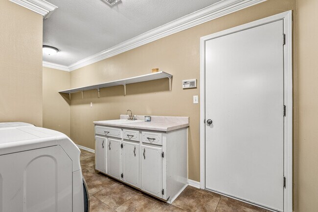 Building Photo - 4/2 Cantonment Property in Kings Road Neighborhood