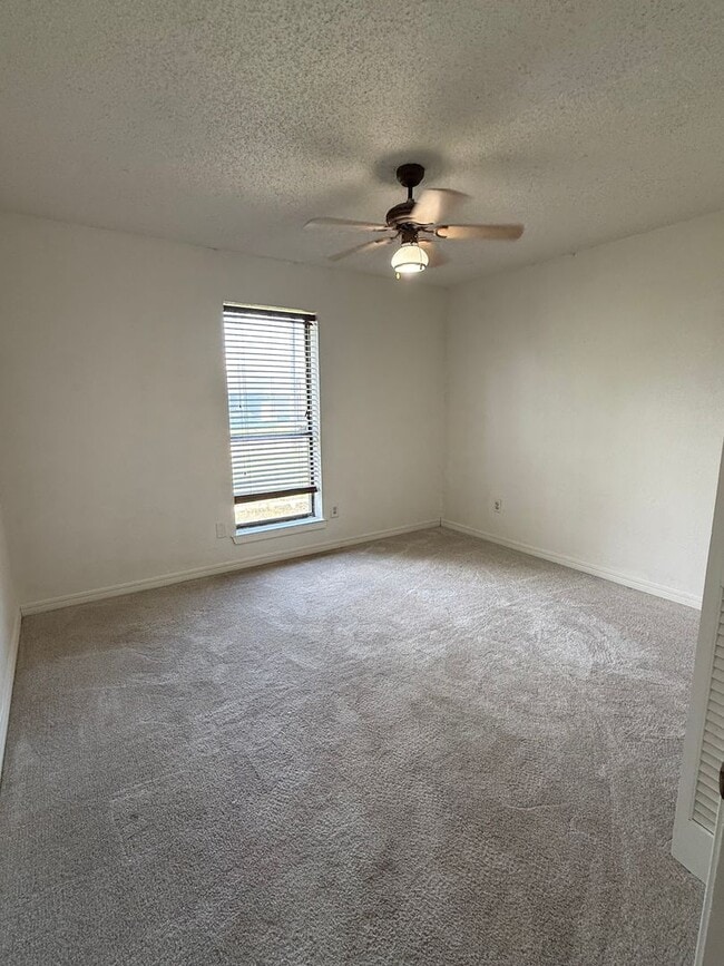 Building Photo - 3 Bedroom in Hallsville