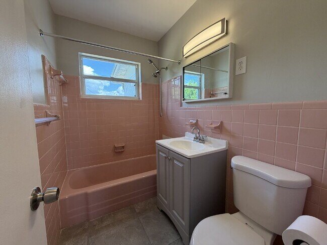 Building Photo - "Charming 3-Bedroom in Port Charlotte – Cozy Comfort Awaits!"