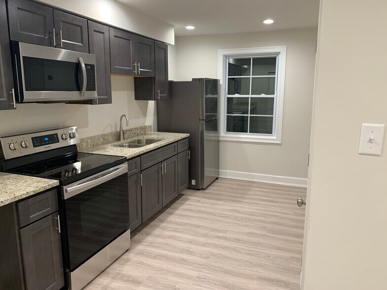 Building Photo - 281 Oak Dr