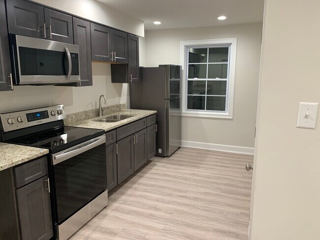 Building Photo - 281 Oak Dr