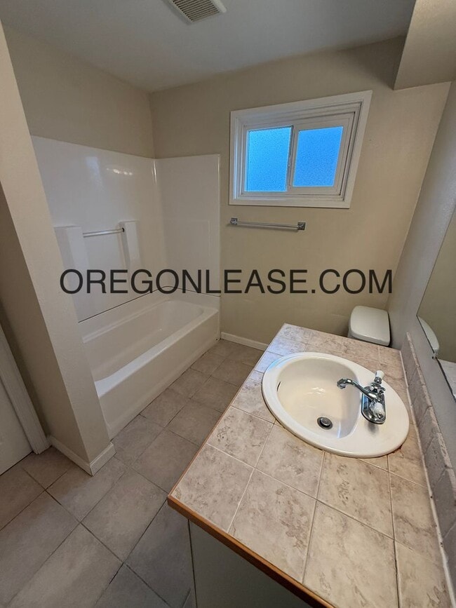 Building Photo - 1 bed 1 bath upstairs apartment near downtown Eugene