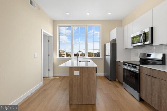 Building Photo - 1701 S 4th St