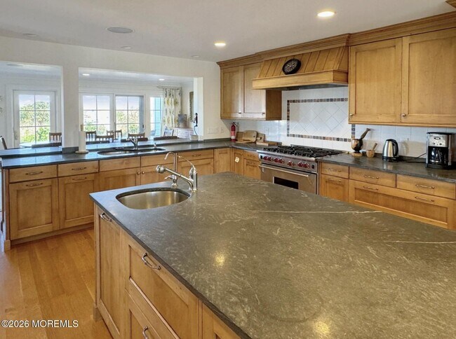 Building Photo - 985 East Ave