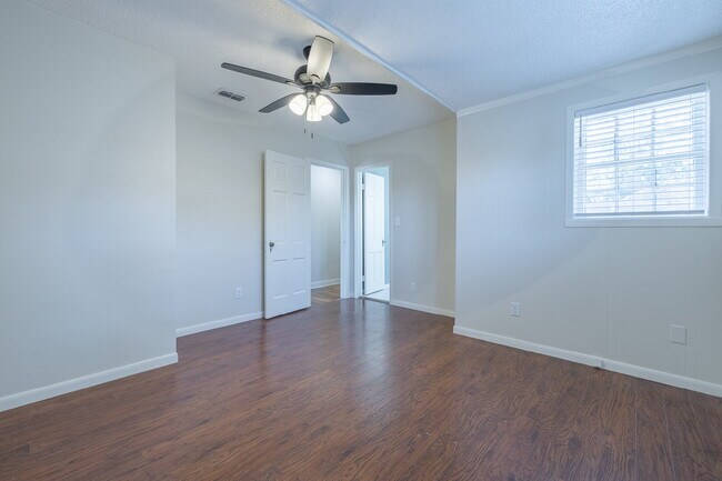 Building Photo - Beautiful Tech Terrace Home! Full of Chara...