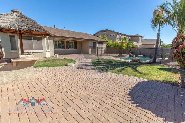 Building Photo - 661 E Julian Dr