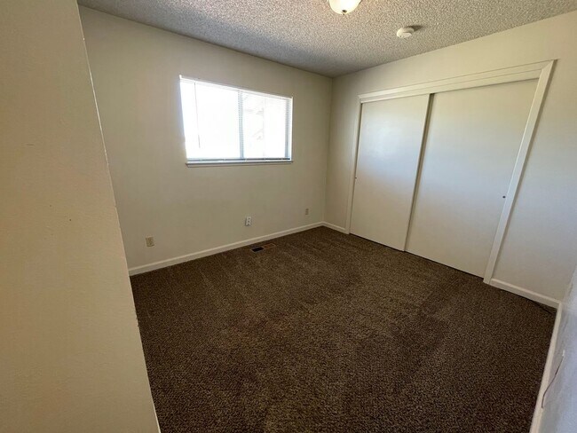 Building Photo - Spacious property with views!
