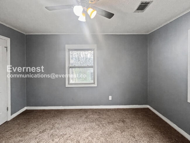 Building Photo - 3 Bed, 2 Bath Home with Fenced Yard / Pet-Friendly / Vouchers Accepted / Available Now!