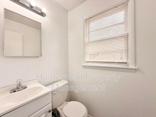 Building Photo - 4101 SE 42nd St