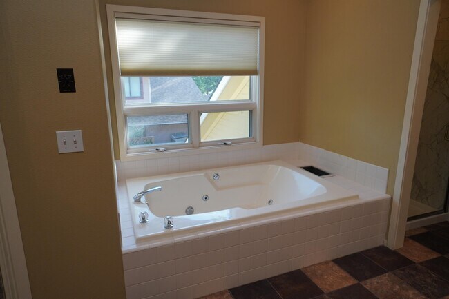 Building Photo - 1394 E Holly St